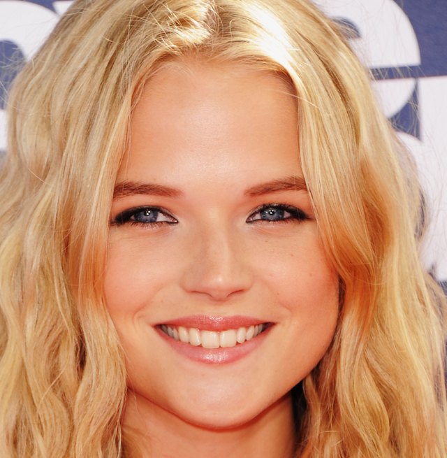 Gabriella Wilde dating, Gabriella Wilde boyfriend, Gabriella Wilde Pregnant, Alex Pettyfer, Endless Love, Valentines Day, Valentines Day movie