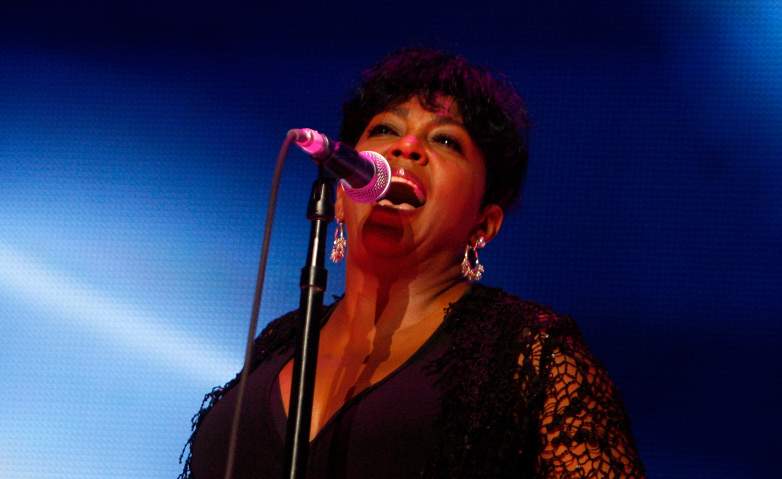 Anita Baker preforms at the 2009 Essence Music Festival.