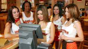 Hooters open or closed on Thanksgiving