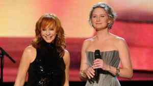 Reba McEntire, Jennifer Nettles CMA Country Christmas