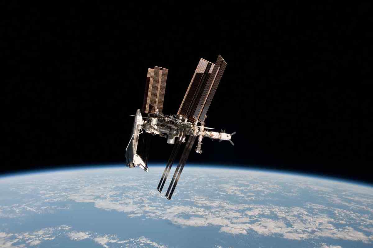 Endeavour Orbits Earth Docked To International Space Station
