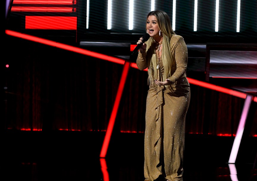 Kelly Clarkson 2020 CMT Awards presenter