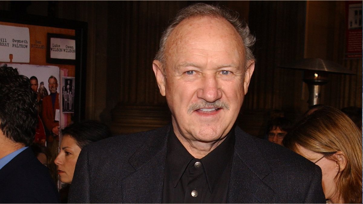 ctor Gene Hackman attends the premiere of the film "The Royal Tenenbaums" December 6, 2001 in Hollywood, CA