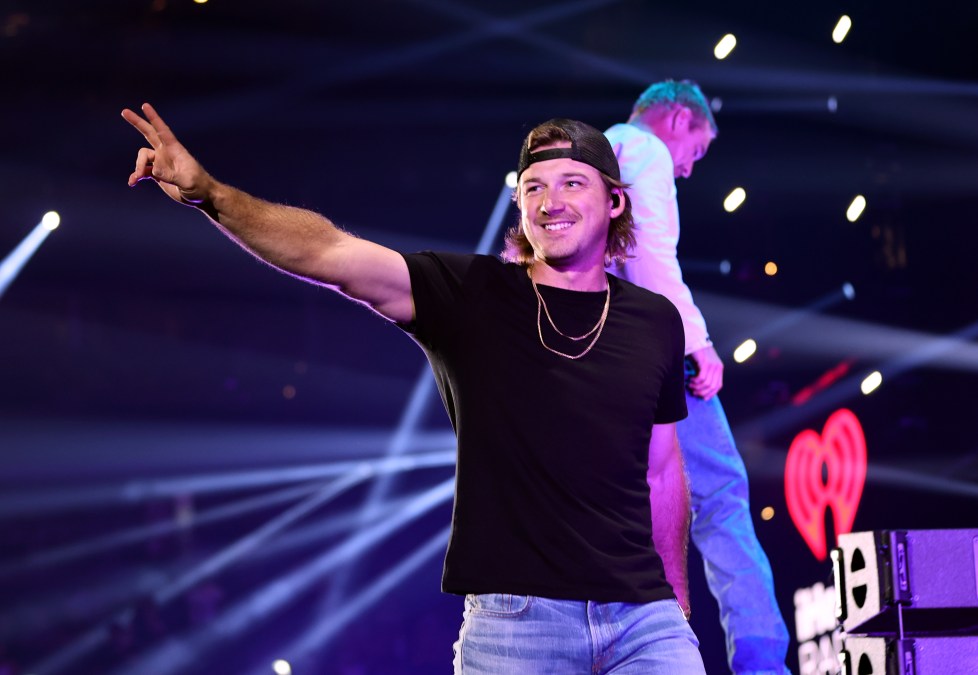 Morgan Wallen holding up a peace sign