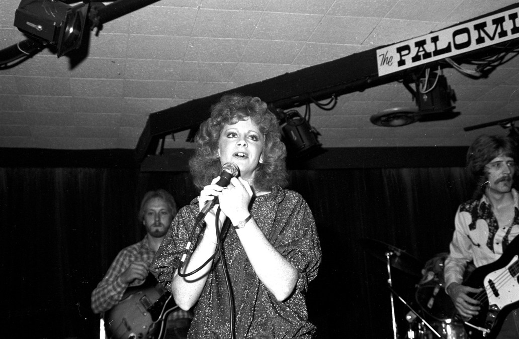 Young Reba McEntire singing