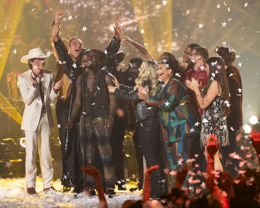 Top 14 of Season 23 "American Idol" crowd around Jamal Roberts