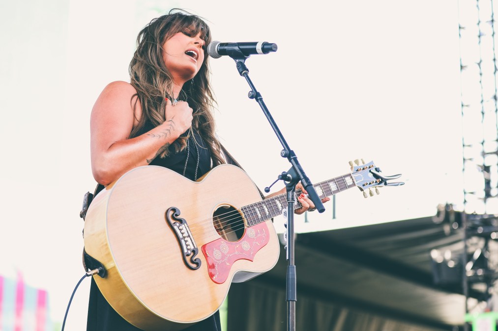 Ella Langley singing on a stage