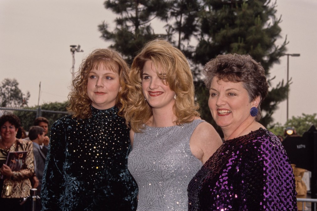 Trisha Yearwood smiling with her mother and sister.