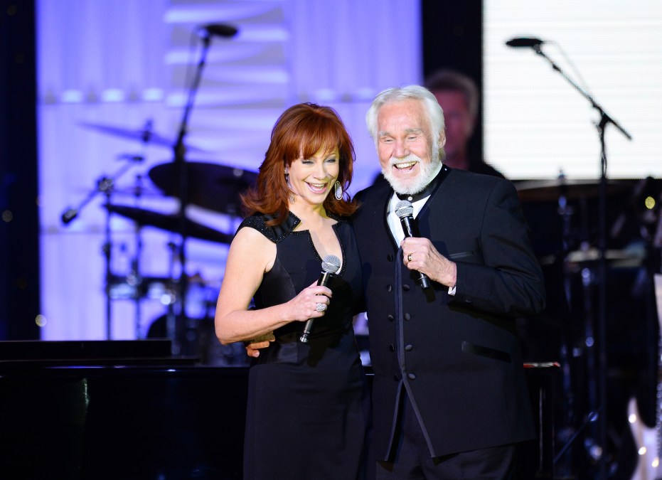 Kenny Rogers and Reba McEntire singing together