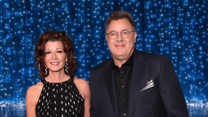 Vince Gill and Amy Grant posing together