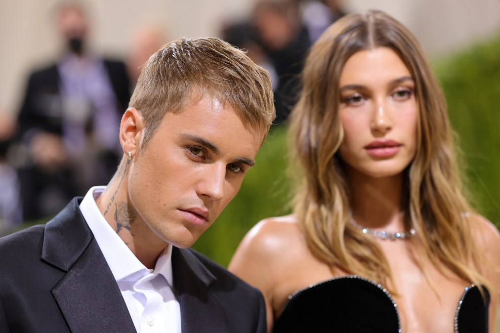 Justin Bieber and Hailey kissing