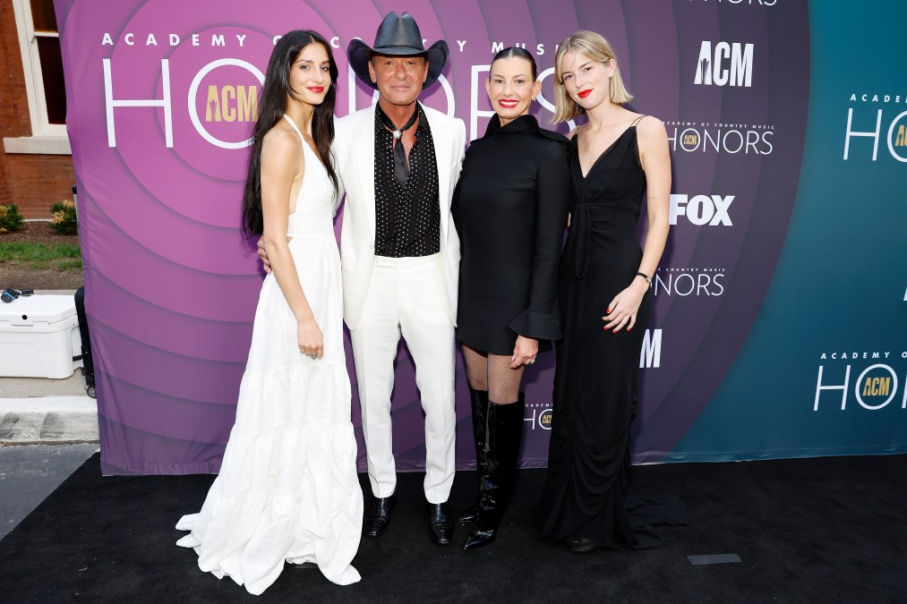Tim McGraw posing with Faith Hill, Audrey McGraw, and Maggie McGraw