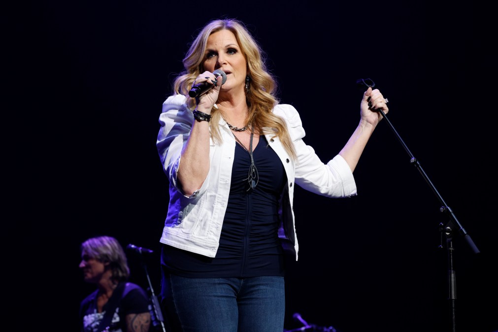 Trisha Yearwood singing on stage