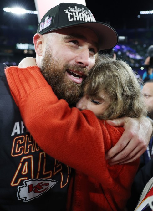 Travis Kelce #87 of the Kansas City Chiefs and Taylor Swift