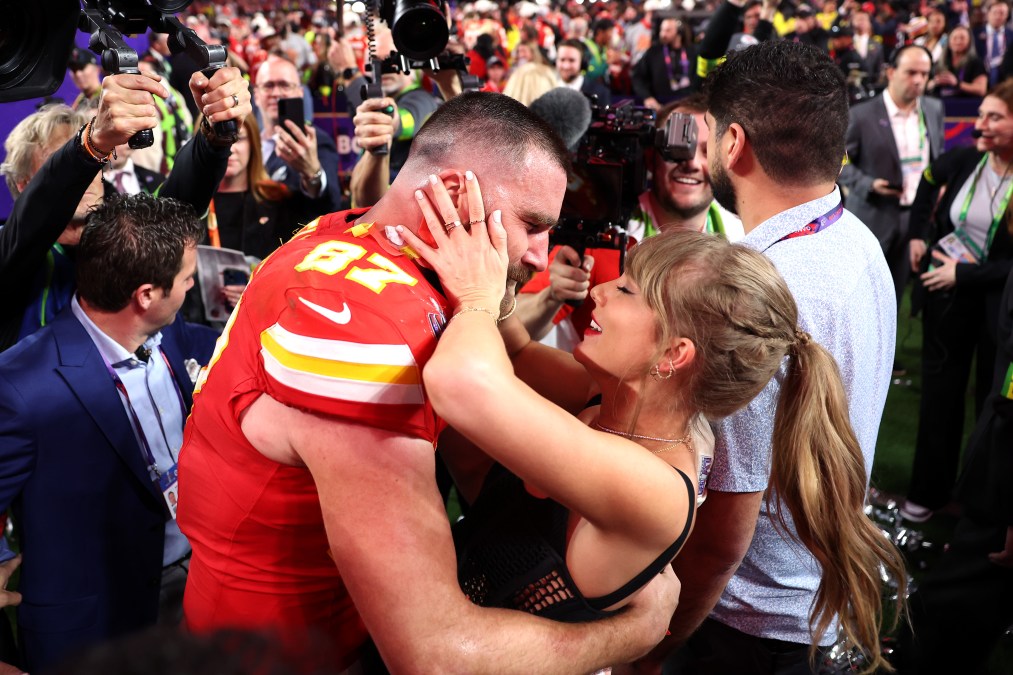  Travis Kelce #87 of the Kansas City Chiefs celebrates with Taylor Swift 