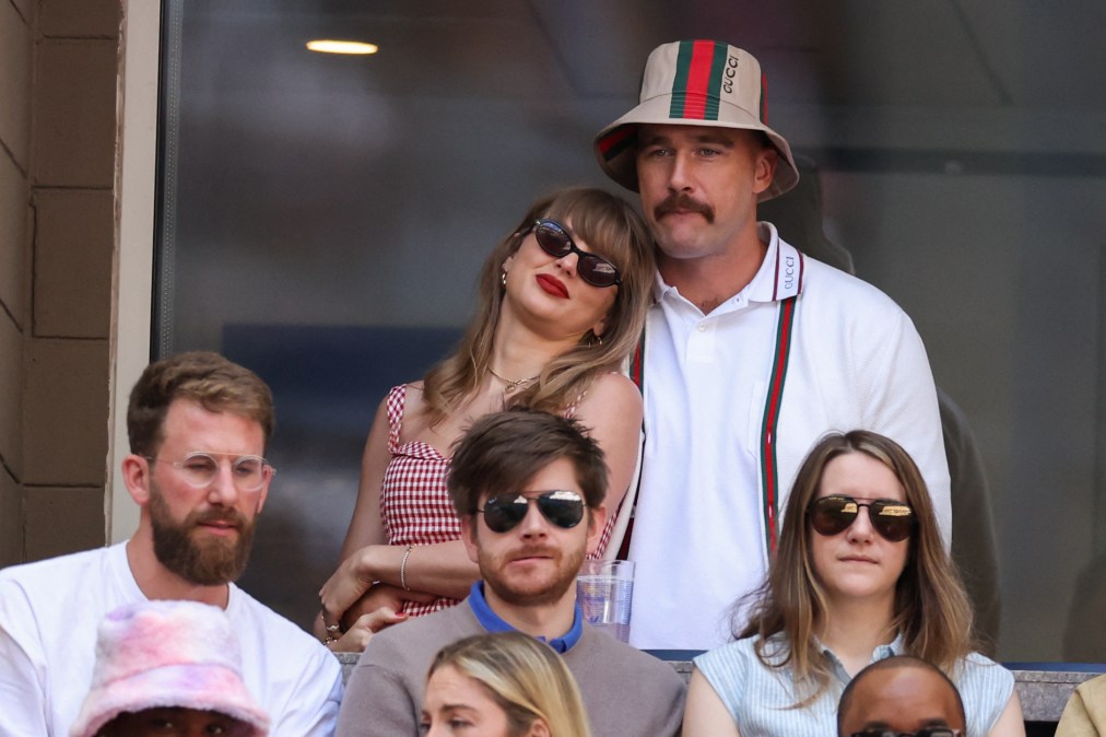 US musician Taylor Swift (L) and US NFL football player Travis Kelce (R)