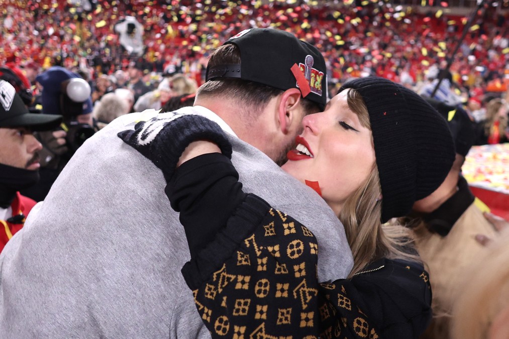 Taylor Swift celebrates with Travis Kelce #87