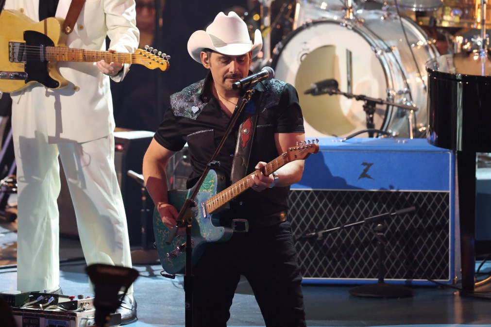 Brad Paisley playing guitar