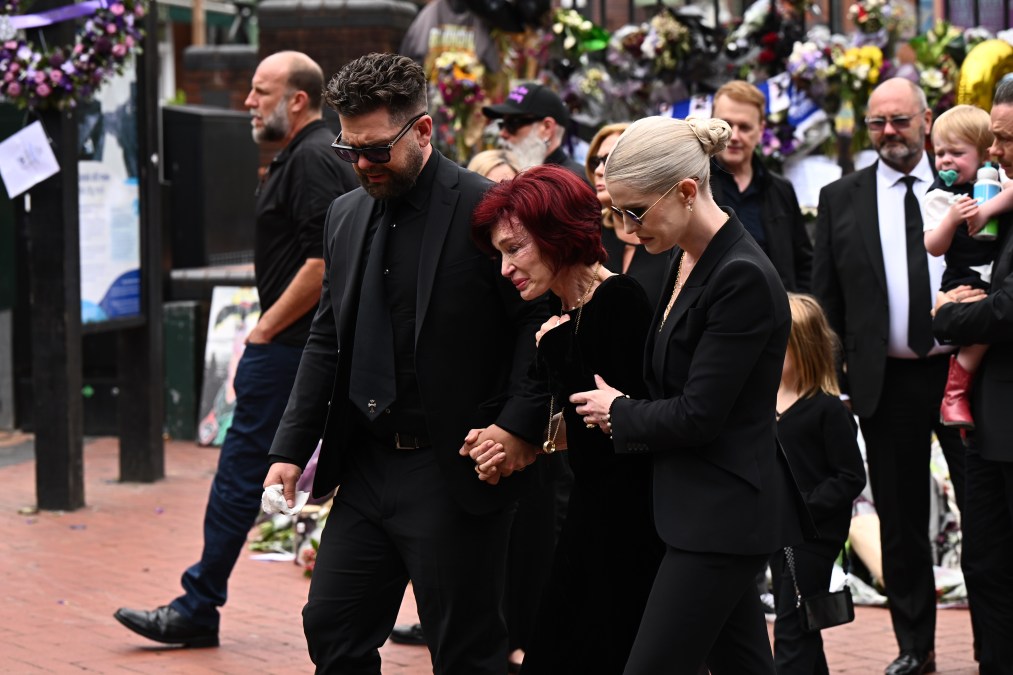  Jack Osbourne, Sharon Osbourne and Kelly Osbourne view tributes to the late Ozzy Osbourne 