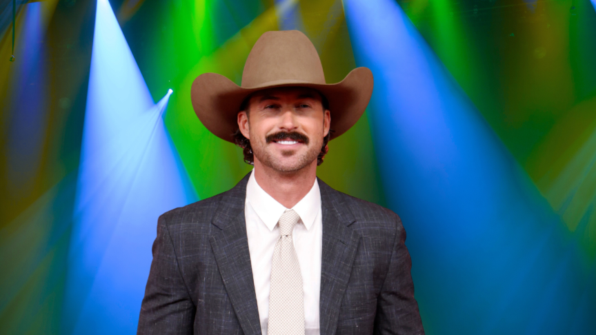 Riley Green posing in a cowboy hat