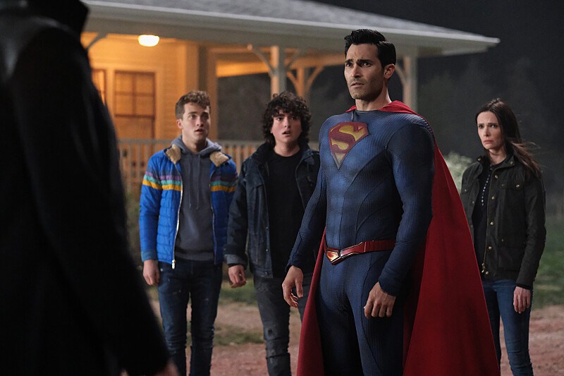 Jordan Elsass, Alexander Garfin, Tyler Hoechlin, and Elizabeth 'Bitsie' Tulloch in a scene from "Superman & Lois"