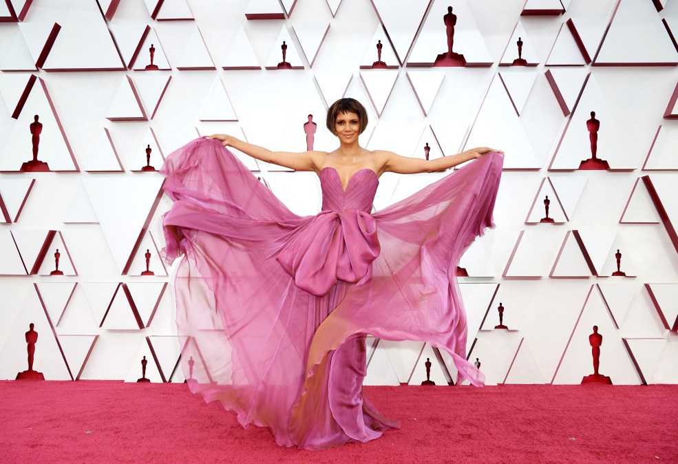  Halle Berry attends the 93rd Annual Academy Awards 