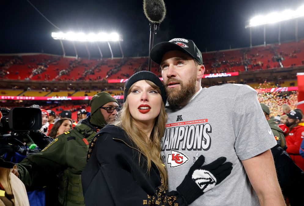 Taylor Swift celebrates with Travis Kelce #87 of the Kansas City Chiefs 