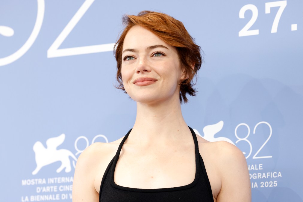 Emma Stone attends the "Bugonia" photocall 