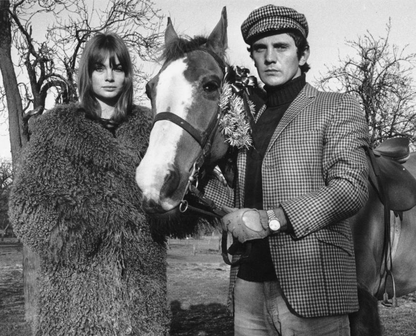 1965:  Fashion model Jean Shrimpton with actor Terence Stamp