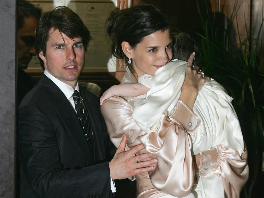 US superstars Tom Cruise (L) and his fiancee Katie Holmes, holding their daughter Suri