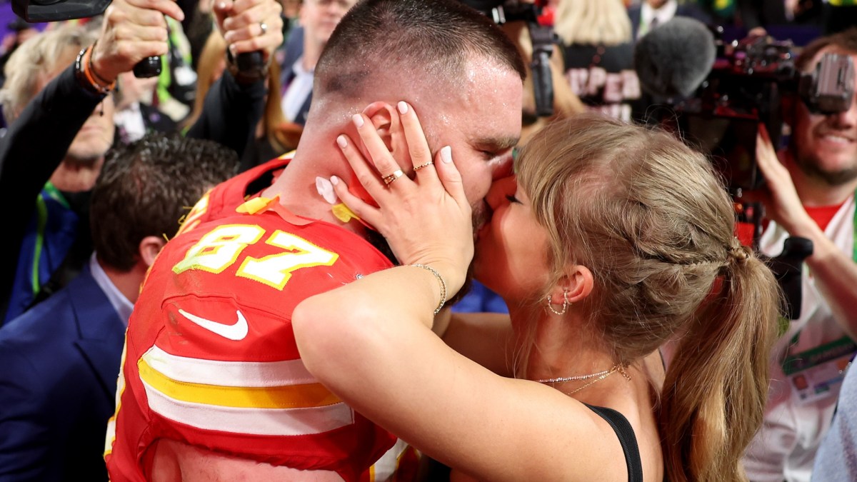 Taylor Swift and Travis Kelce kissing