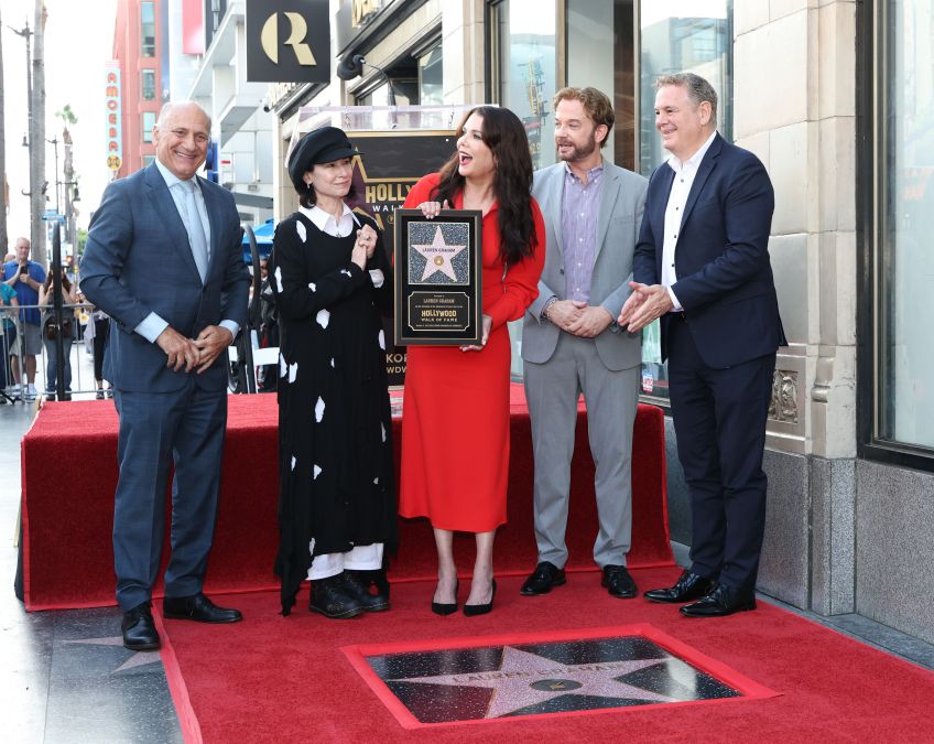 Steven Nissen, President & CEO, Hollywood Chamber of Commerce, Amy Sherman-Palladino, Lauren Graham, Sam Pancake and Jerry Neuman