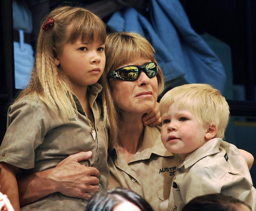 Steve Irwin with her daughter Bindi (L) and son Bob (R)