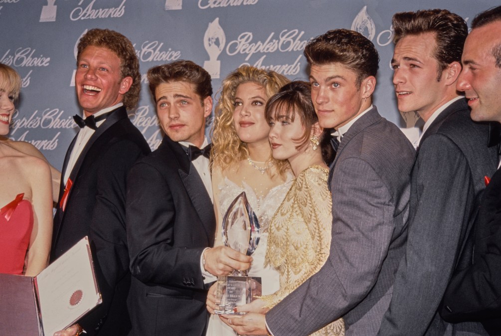 "Beverly Hills, 90210" cast  pose for a cast photo