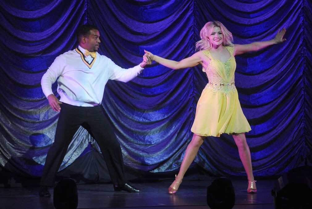 Alfonso Ribeiro & Witney Carson dancing