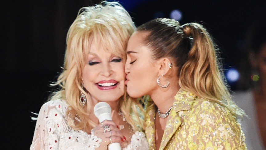 Miley Cyrus kisses Dolly Parton's cheek