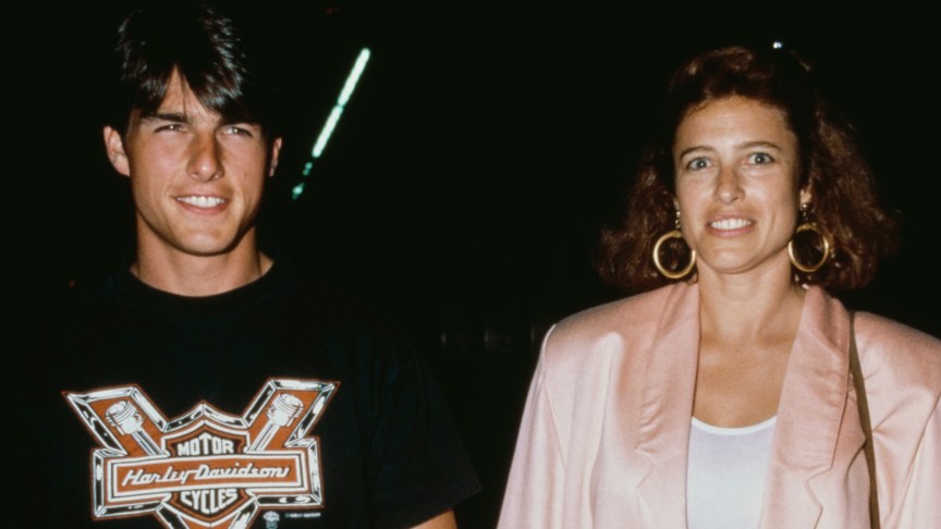 Tom Cruise and Mimi Rogers walking